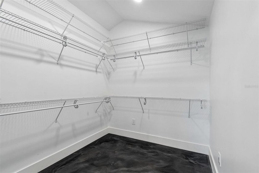 Fully renovated St. Petersburg property offering a 3-bedroom - photo 22