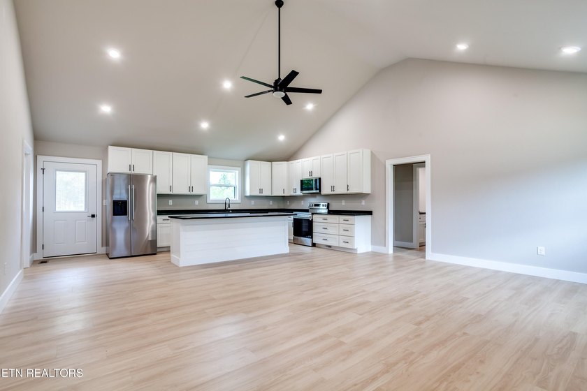 Welcome to this beautiful brand-new 3 bedroom, 2 bathroom home - photo 7