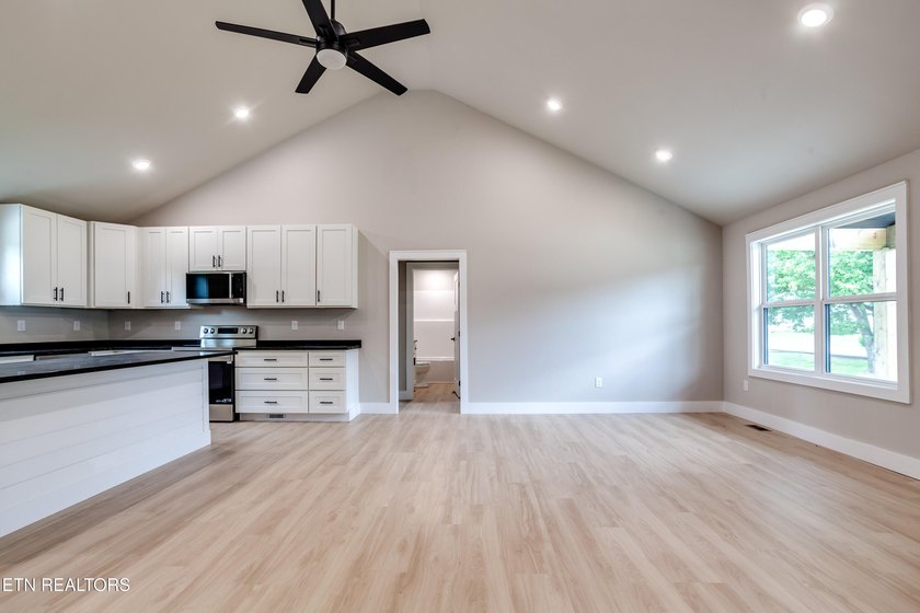 Welcome to this beautiful brand-new 3 bedroom, 2 bathroom home - photo 8