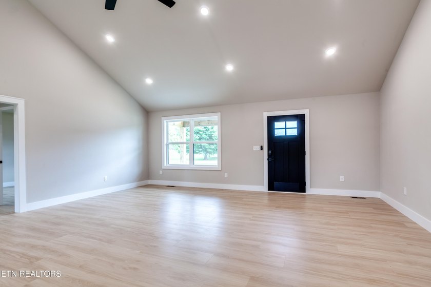 Welcome to this beautiful brand-new 3 bedroom, 2 bathroom home - photo 9