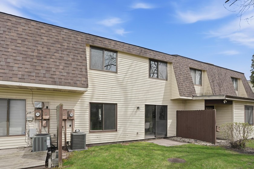 Welcome home to your newly updated 3 bedroom townhouse. What's - photo 2