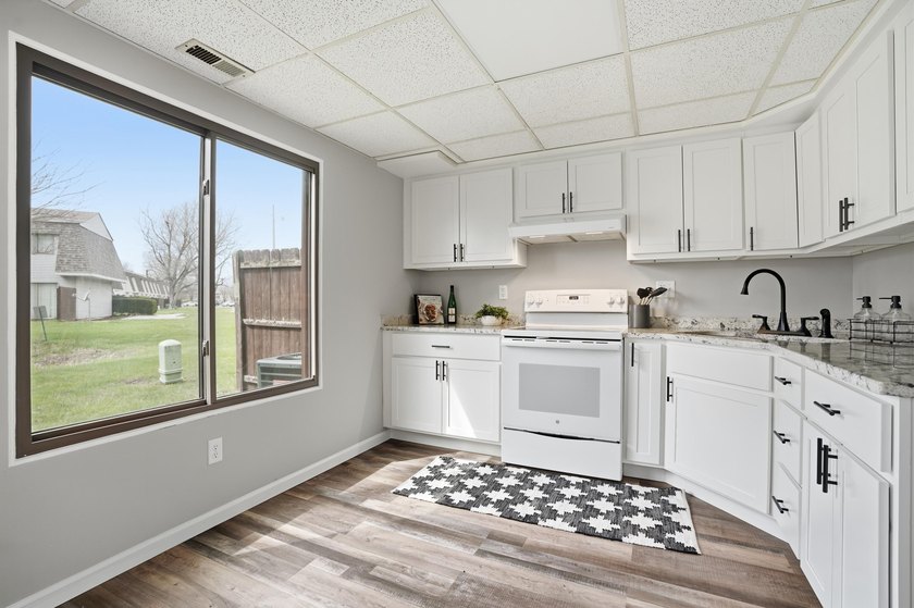 Welcome home to your newly updated 3 bedroom townhouse. What's - photo 10