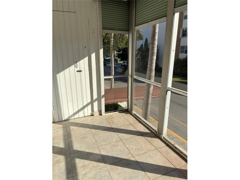 Condo in gated complex east of Dixie. updated , tile, open - photo 5