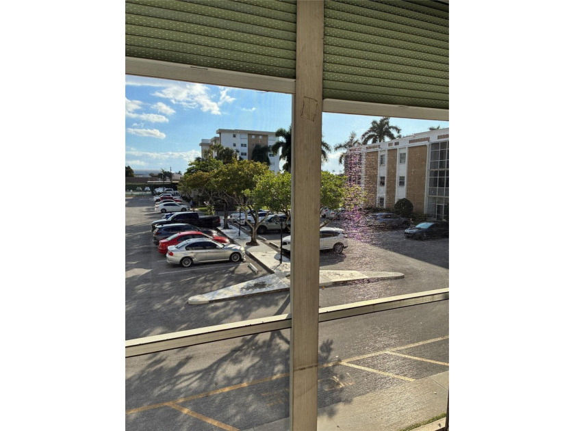 Condo in gated complex east of Dixie. updated , tile, open - photo 6