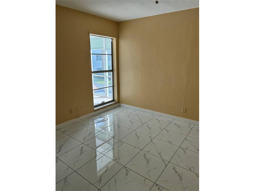 Condo in gated complex east of Dixie. updated , tile, open - photo 7