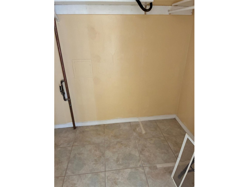 Condo in gated complex east of Dixie. updated , tile, open - photo 8