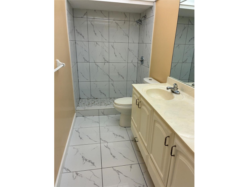 Condo in gated complex east of Dixie. updated , tile, open - photo 9