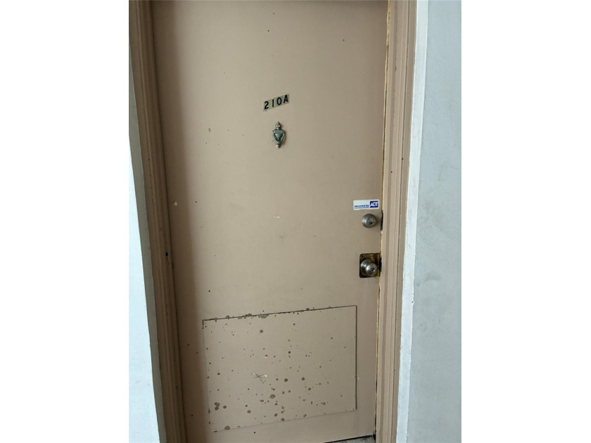 Condo in gated complex east of Dixie. updated , tile, open - photo 10