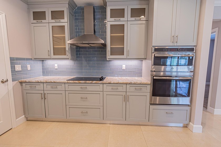 Spacious &amp; beautifully upgraded, this 5-bedroom + den, 3-bath - photo 11