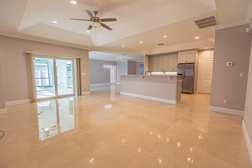 Spacious &amp; beautifully upgraded, this 5-bedroom + den, 3-bath - photo 13