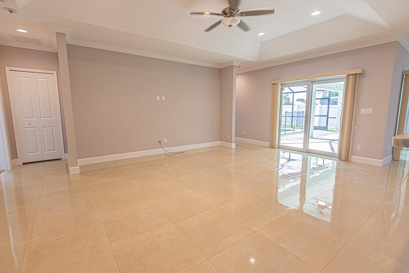 Spacious &amp; beautifully upgraded, this 5-bedroom + den, 3-bath - photo 15