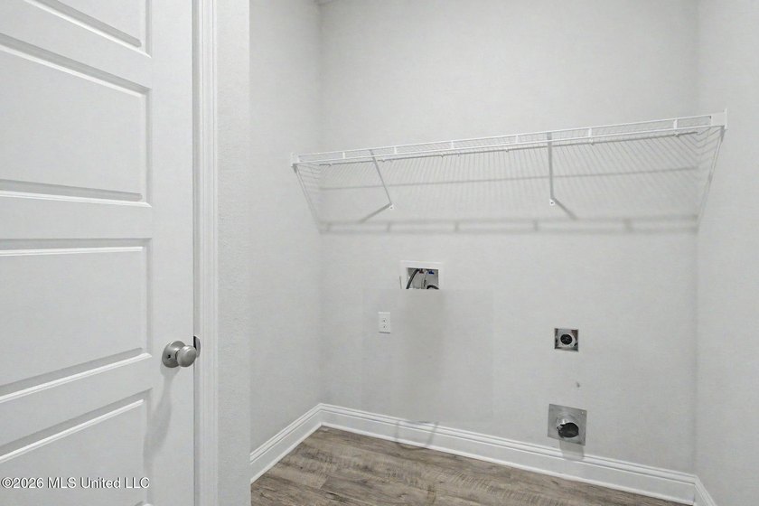 Adorable 4-bedroom home conveniently located near shopping - photo 16