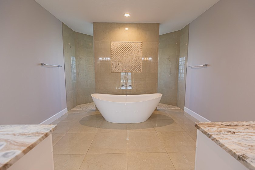 Spacious &amp; beautifully upgraded, this 5-bedroom + den, 3-bath - photo 18