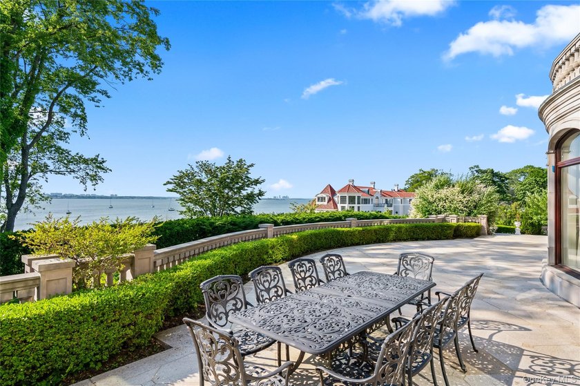 KINGS POINT | WATERVIEW. Set on over an acre of beautifully - photo 20