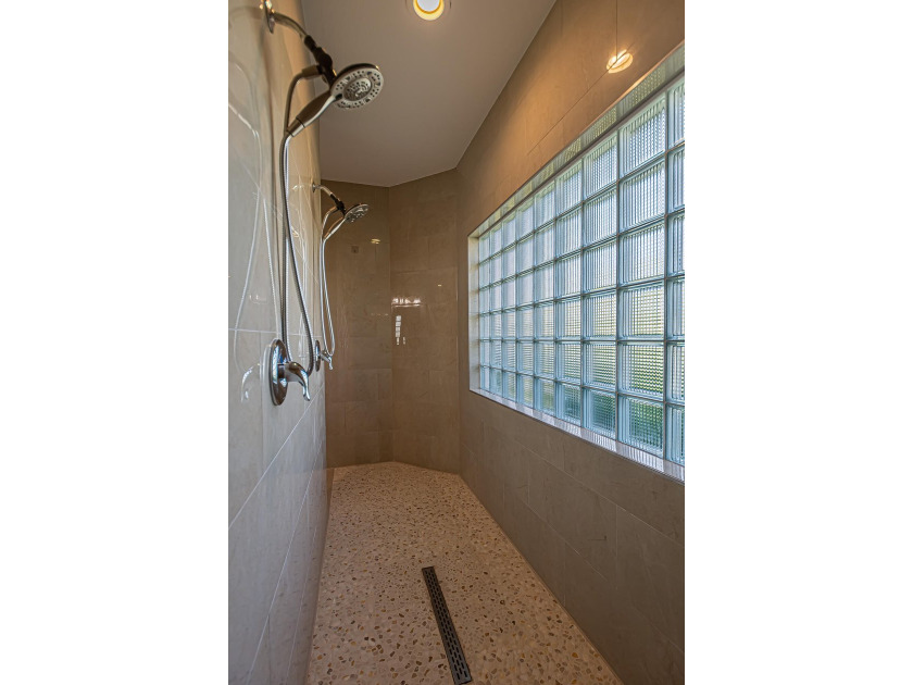 Spacious &amp; beautifully upgraded, this 5-bedroom + den, 3-bath - photo 20