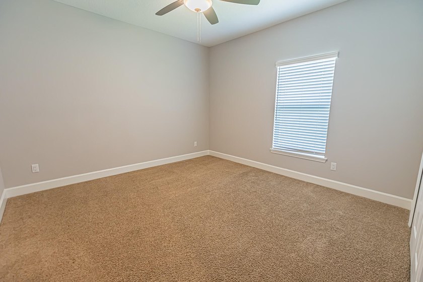 Spacious &amp; beautifully upgraded, this 5-bedroom + den, 3-bath - photo 22