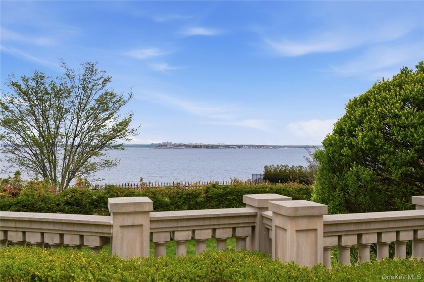 KINGS POINT | WATERVIEW. Set on over an acre of beautifully - photo 23