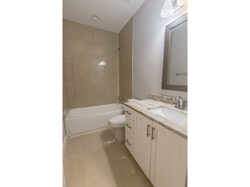 Spacious &amp; beautifully upgraded, this 5-bedroom + den, 3-bath - photo 23