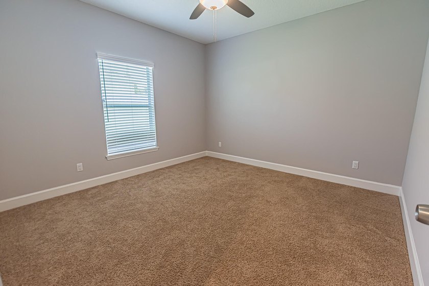 Spacious &amp; beautifully upgraded, this 5-bedroom + den, 3-bath - photo 25