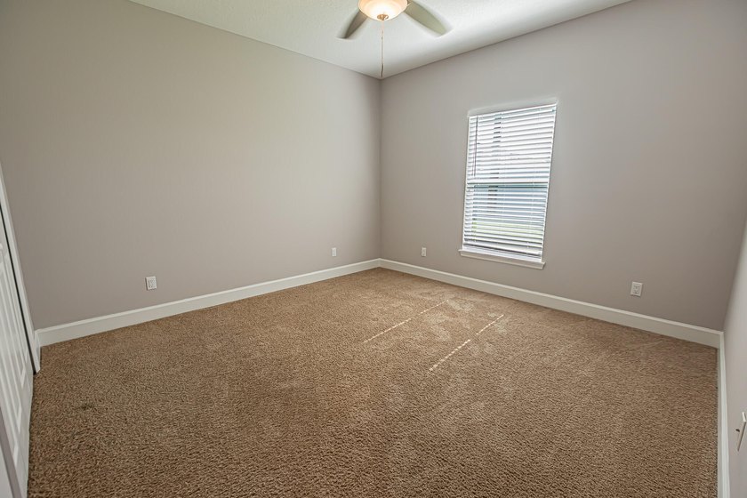 Spacious &amp; beautifully upgraded, this 5-bedroom + den, 3-bath - photo 27