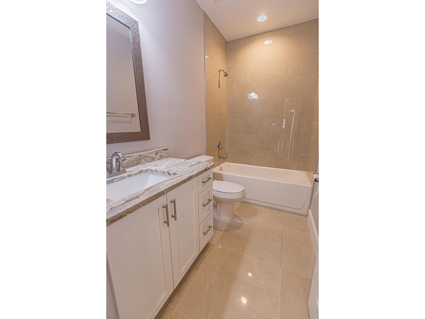 Spacious &amp; beautifully upgraded, this 5-bedroom + den, 3-bath - photo 28