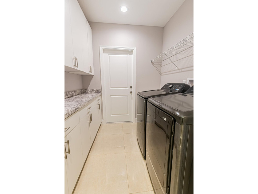 Spacious &amp; beautifully upgraded, this 5-bedroom + den, 3-bath - photo 31