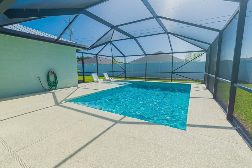 Spacious &amp; beautifully upgraded, this 5-bedroom + den, 3-bath - photo 33