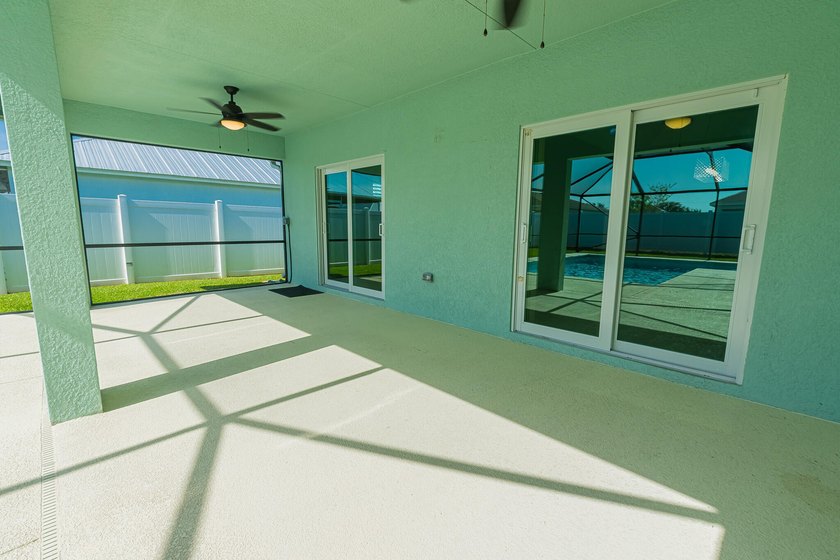 Spacious &amp; beautifully upgraded, this 5-bedroom + den, 3-bath - photo 34