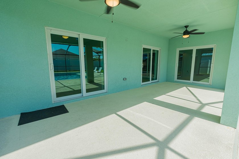 Spacious &amp; beautifully upgraded, this 5-bedroom + den, 3-bath - photo 35
