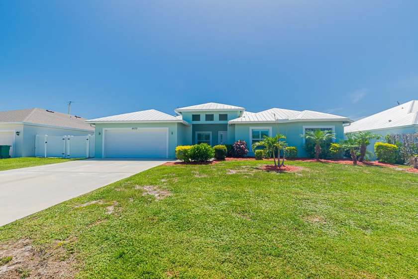 Spacious &amp; beautifully upgraded, this 5-bedroom + den, 3-bath - photo 36