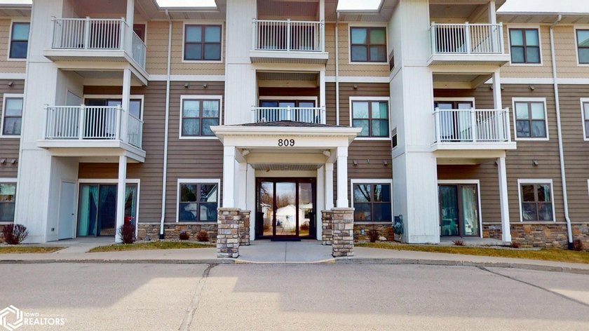 MOTIVATED SELLER!! Discover easy living in this beautifully - photo 2