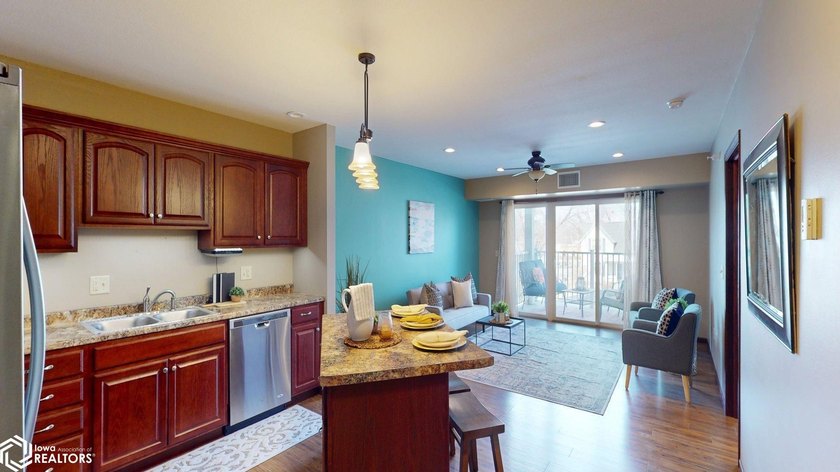 MOTIVATED SELLER!! Discover easy living in this beautifully - photo 6