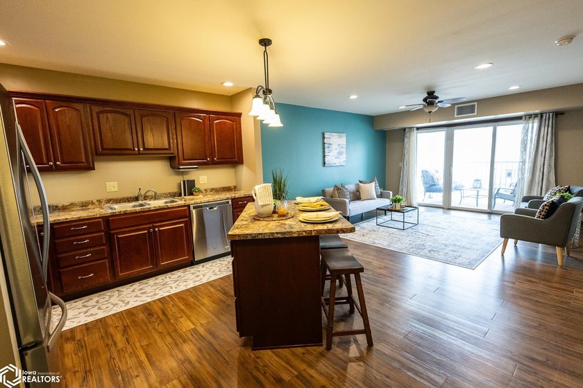 MOTIVATED SELLER!! Discover easy living in this beautifully - photo 8