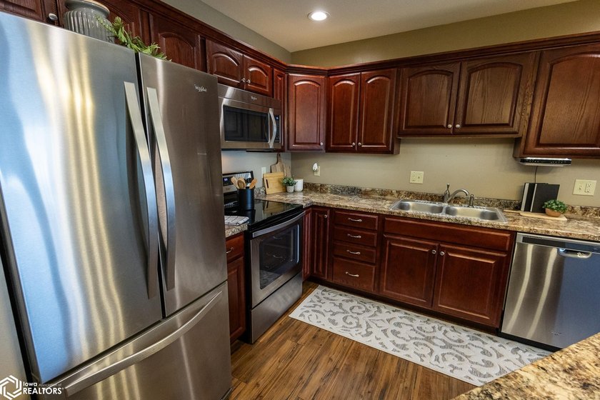 MOTIVATED SELLER!! Discover easy living in this beautifully - photo 9
