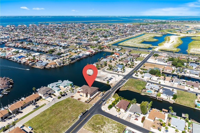 Experience life on the water in this fully furnished 3-bedroom - photo 36