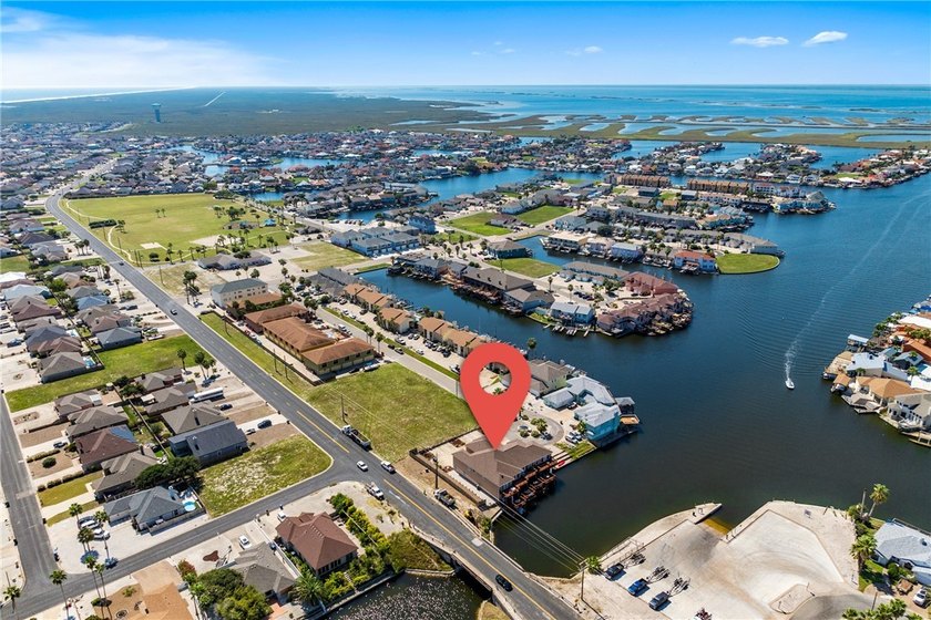 Experience life on the water in this fully furnished 3-bedroom - photo 37