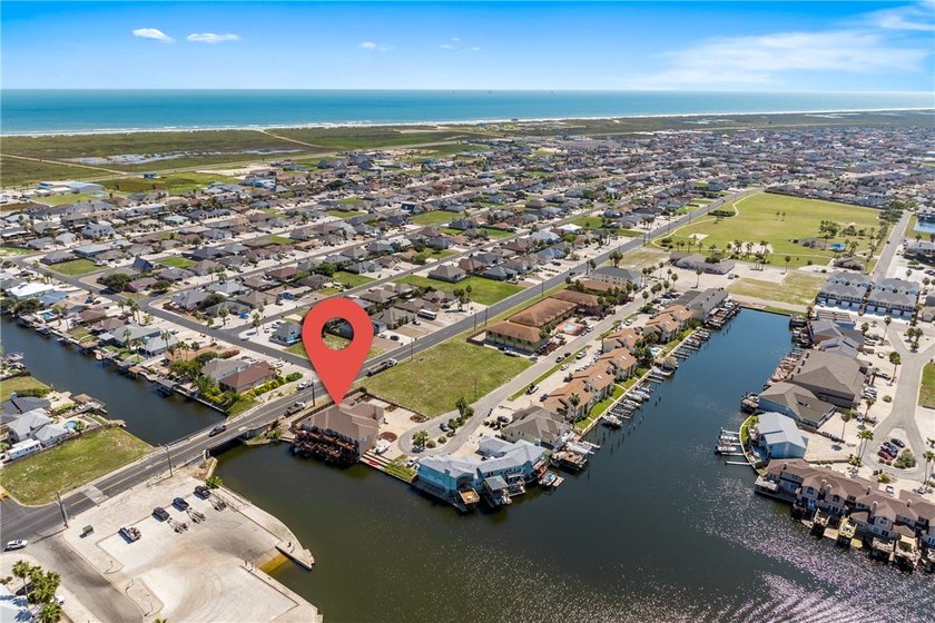 Experience life on the water in this fully furnished 3-bedroom - photo 38