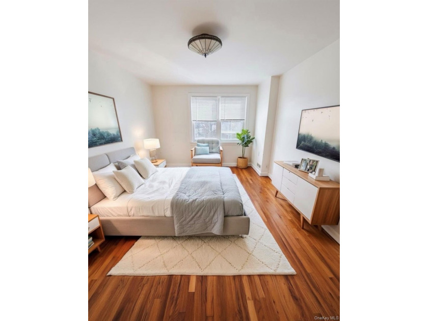 Semi-detached brick, fully renovated four-bedroom duplex with - photo 12