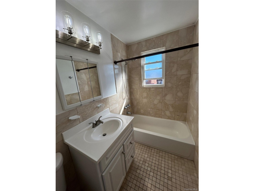 Semi-detached brick, fully renovated four-bedroom duplex with - photo 13