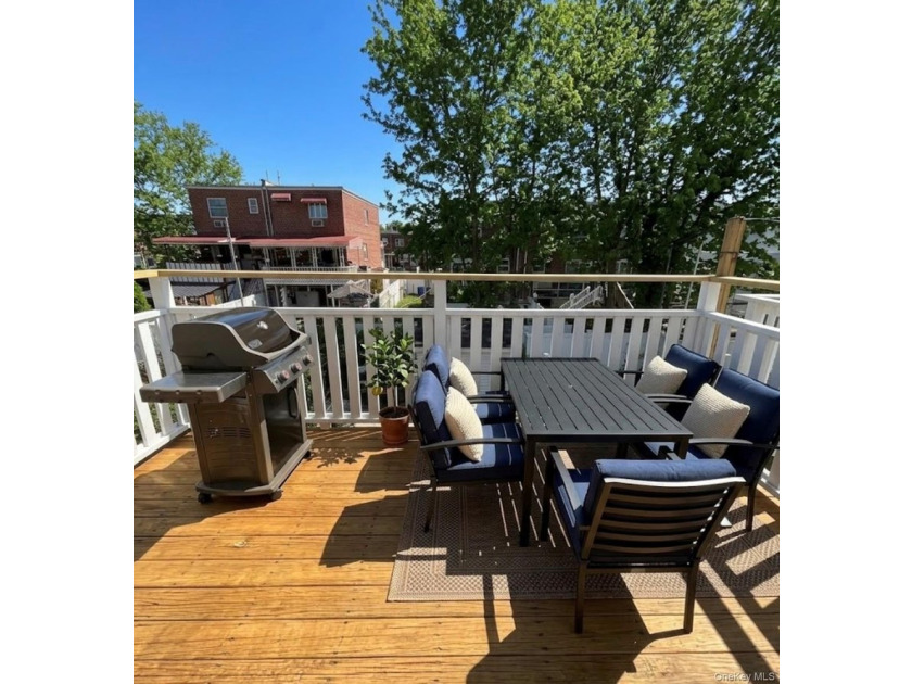 Semi-detached brick, fully renovated four-bedroom duplex with - photo 14