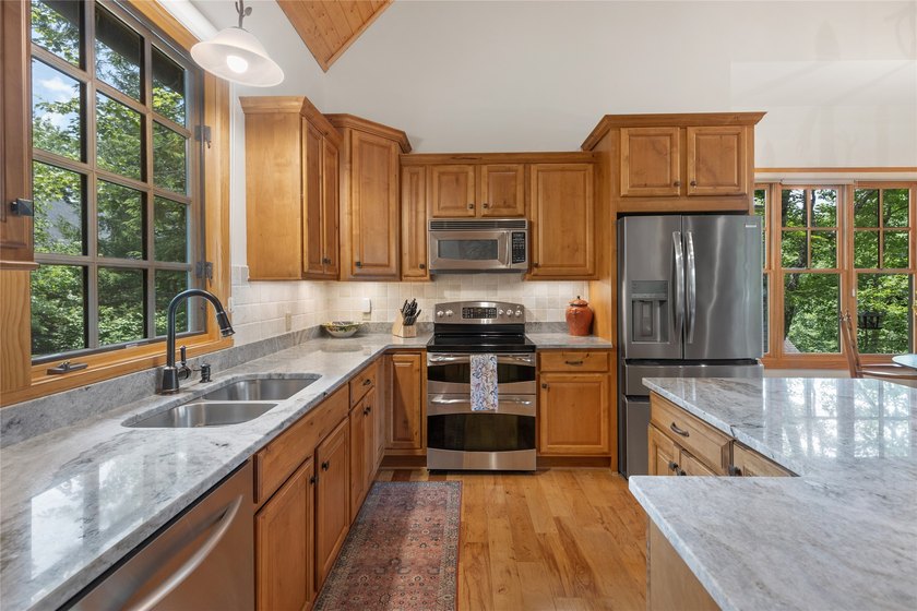 Hummingbird Haven is a welcoming four-bedroom - photo 39