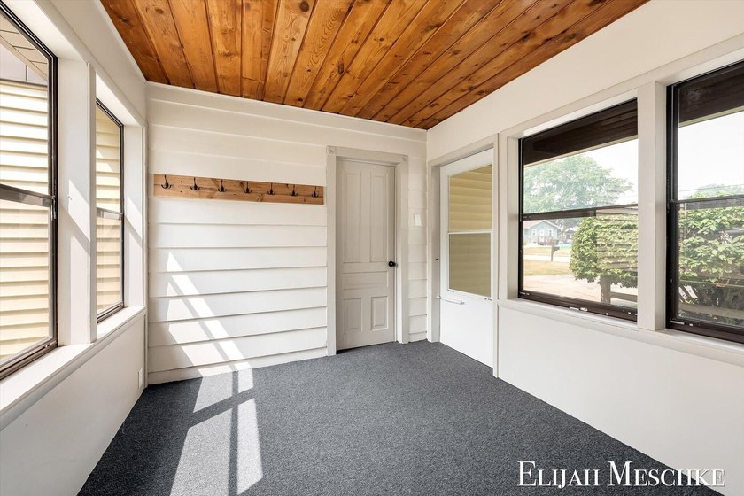 Welcome home to this beautifully updated 3-bedroom, 1.5-bath - photo 6