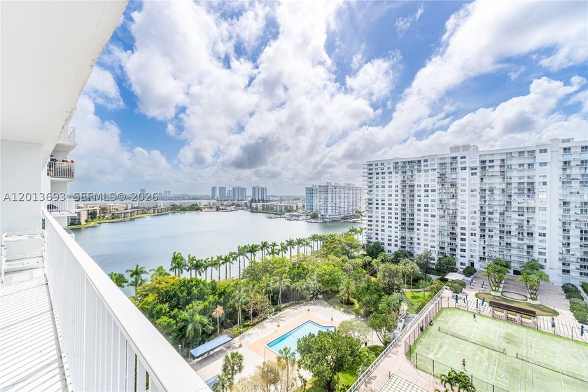 JUST REDUCED, IMMEDIATE OCCUPANCY / VACANT NOW! Skip the wait - photo 11