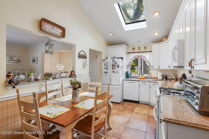 Welcome to this move-in ready gem nestled on a spacious corner - photo 15