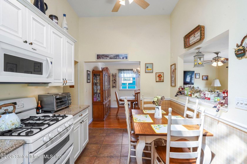Welcome to this move-in ready gem nestled on a spacious corner - photo 17