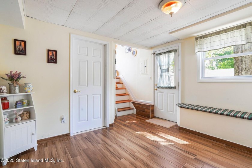 Welcome to this move-in ready gem nestled on a spacious corner - photo 25