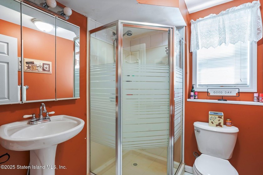 Welcome to this move-in ready gem nestled on a spacious corner - photo 29