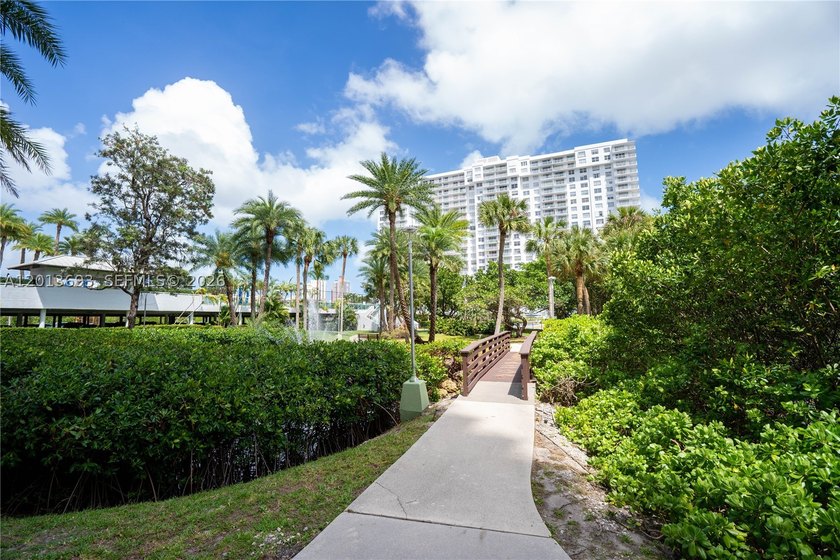 JUST REDUCED, IMMEDIATE OCCUPANCY / VACANT NOW! Skip the wait - photo 32