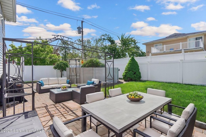 Welcome to this move-in ready gem nestled on a spacious corner - photo 33