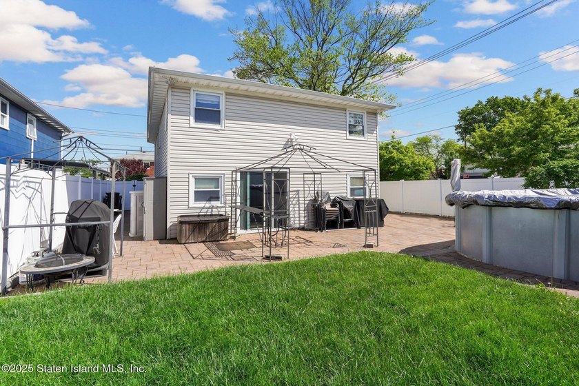 Welcome to this move-in ready gem nestled on a spacious corner - photo 34